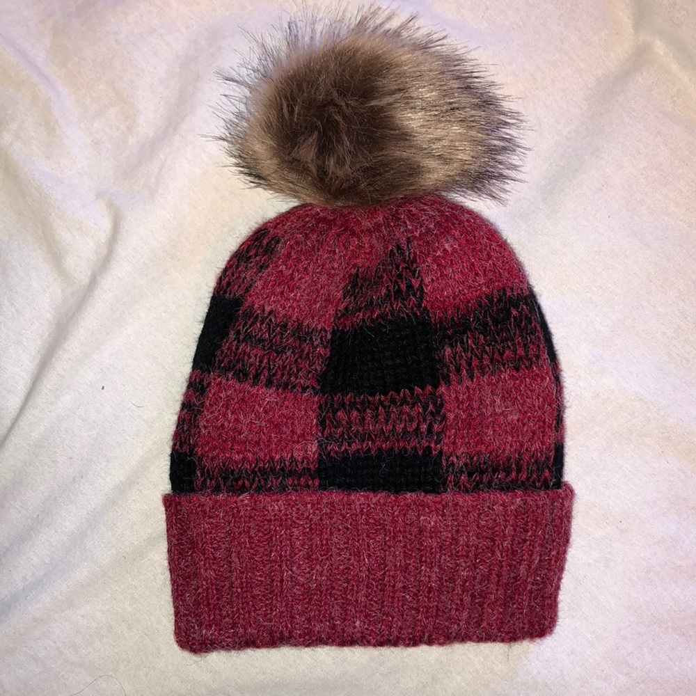 Beanie with fur puff